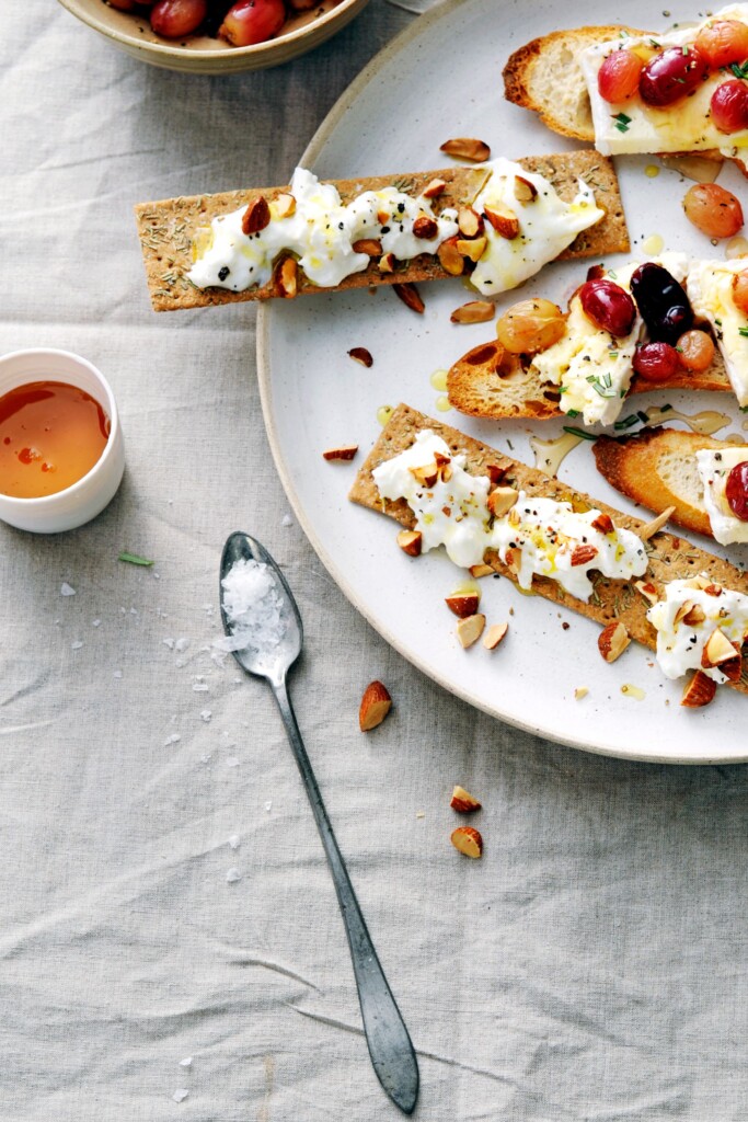 toastje burrata, olijfolie en geroosterde amandelen