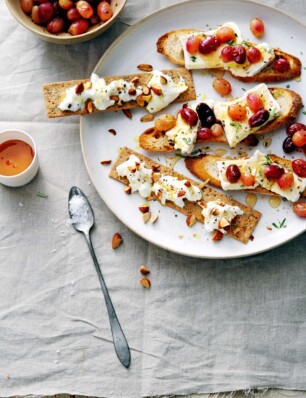 crostini met Franse kaas & geroosterde druiven