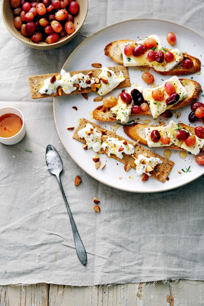 crostini met Franse kaas & geroosterde druiven