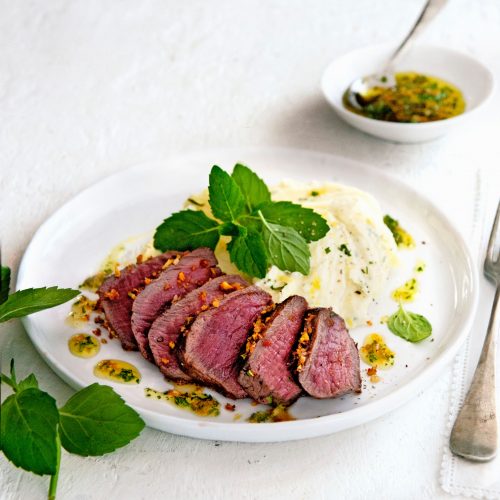 hert met pistache-pangrattato en peterselie-knoflookolie - delicious