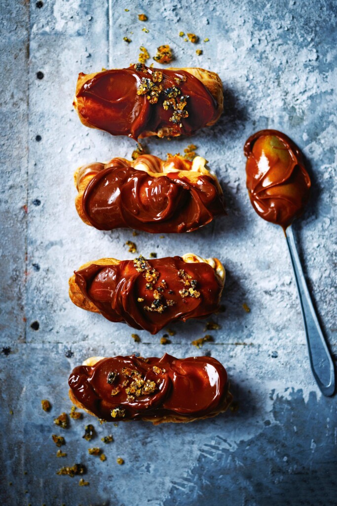 eclairs met karamel en sesampraline