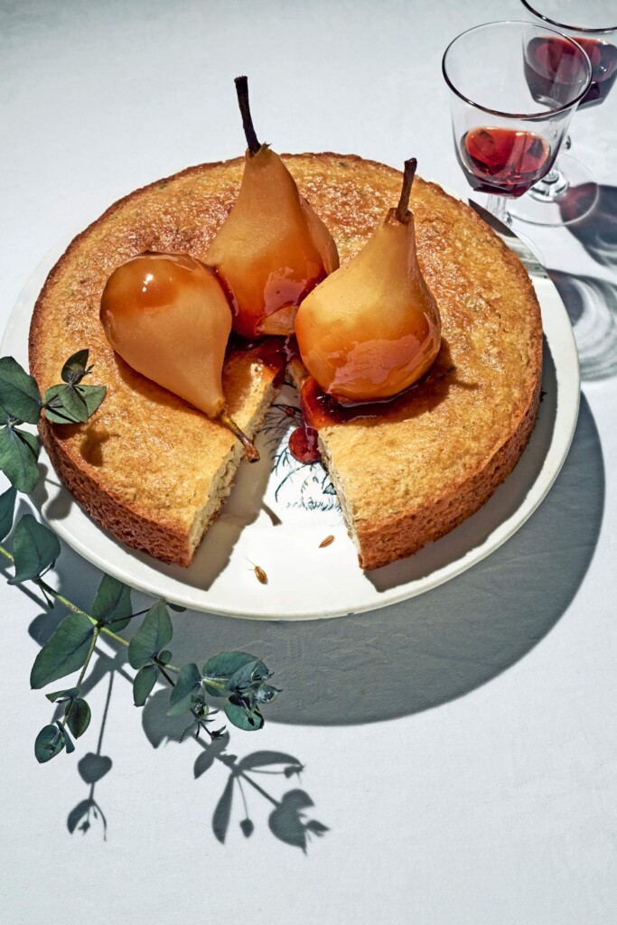 amandelkoek met venkelzaad en stoofpeertjes