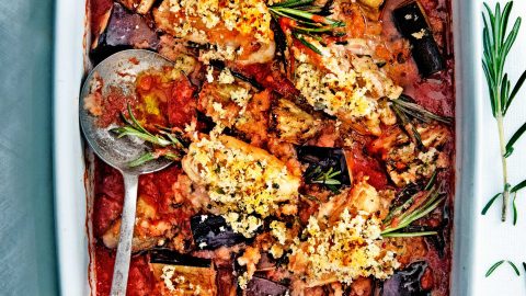 populairste recepten kip 2023 - populairste italiaanse recepten : kippendijen met aubergine en kruidenpangrattato - delicious