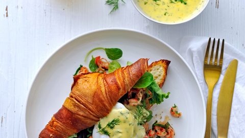 ontbijtrecepten met ei pasen -Croissant met gepocheerd ei