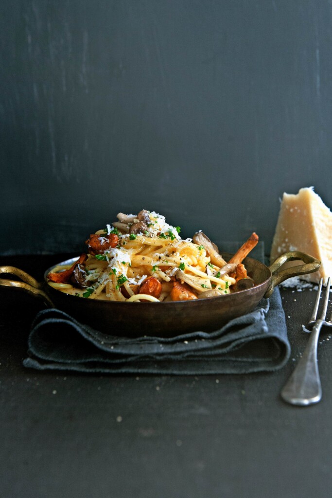 Snelle pasta carbonara met paddenstoelen