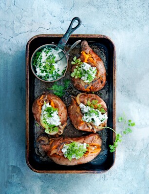 gepofte zoete aardappel met kruidenyoghurt