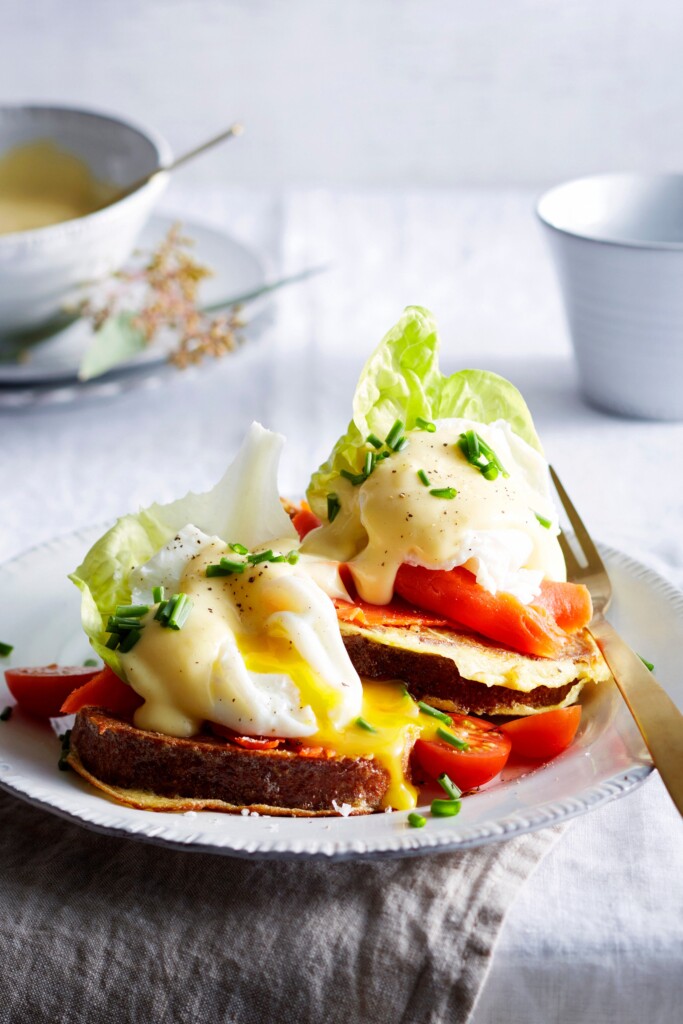 Wentelteefje met zalm, gepocheerd ei & hollandaise