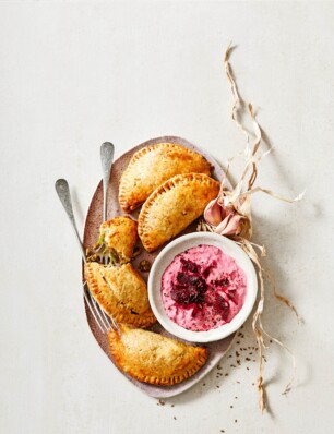 Pastinaak-empanada’s met bieten-anijsdip