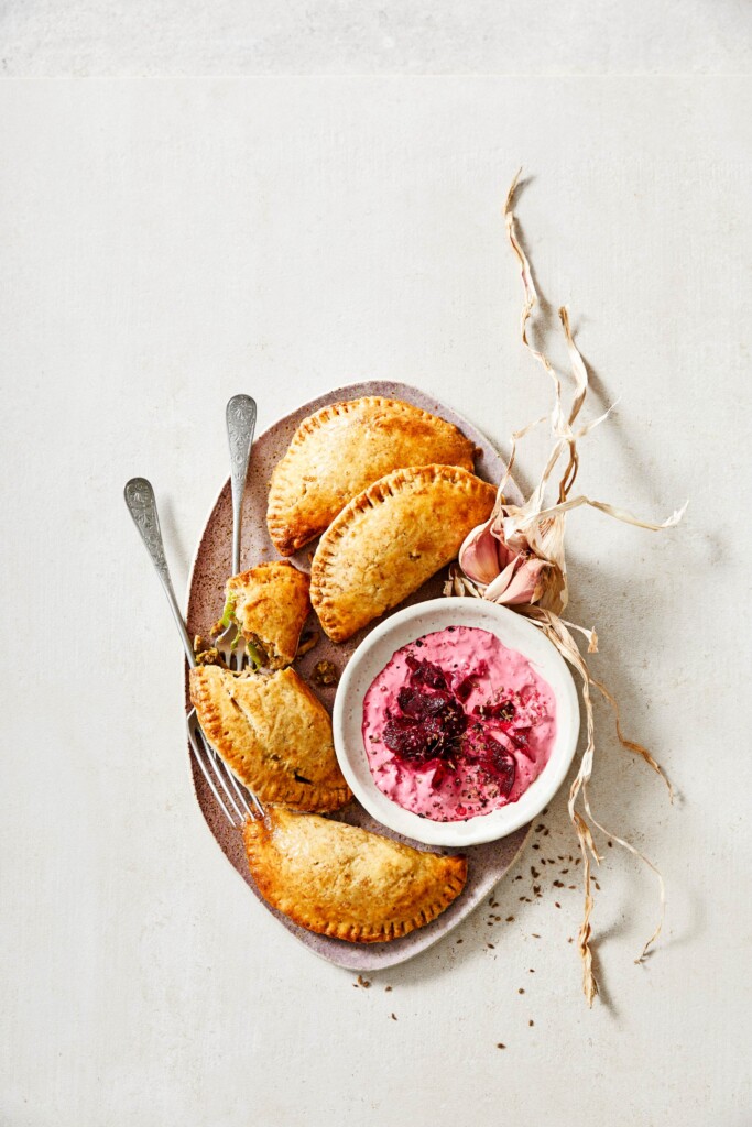 Pastinaak-empanada’s met bieten-anijsdip