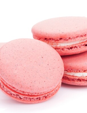 Vegan macarons met aardbeienvulling