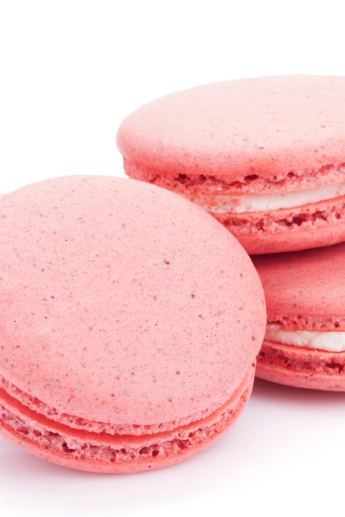 Vegan macarons met aardbeienvulling