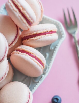 macarons met aardbeienvulling