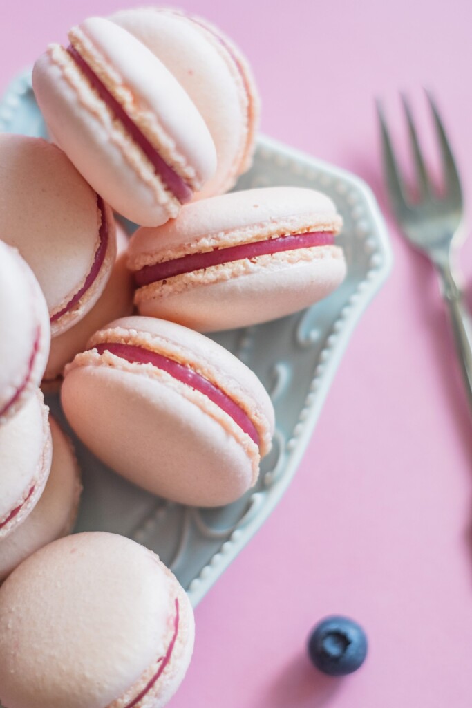 macarons met aardbeienvulling