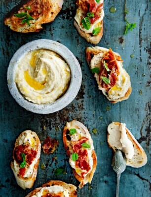 Bruschette met cannellinihummus & pancetta