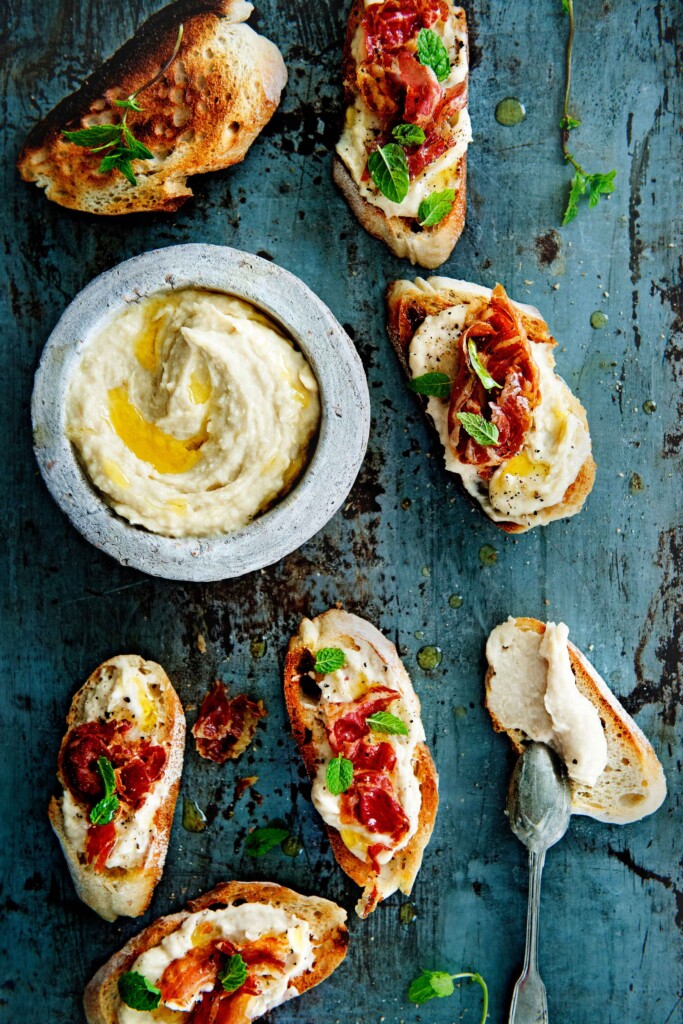 Bruschette met cannellinihummus & pancetta