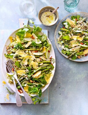 groene maaltijdsalade met asperges en oude kaas