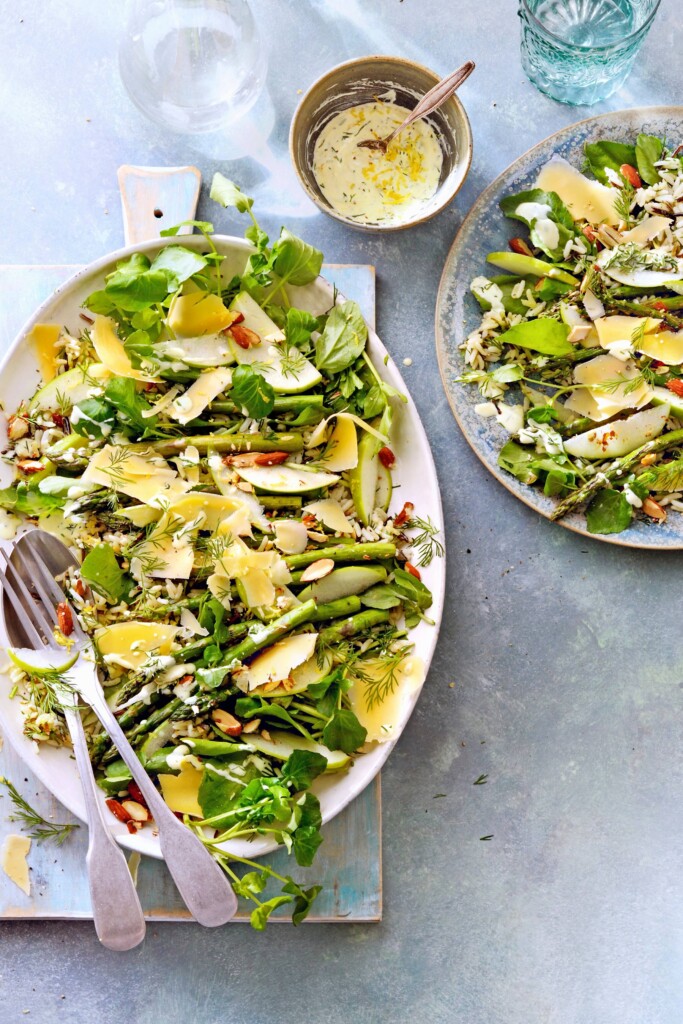 groene maaltijdsalade met asperges en oude kaas