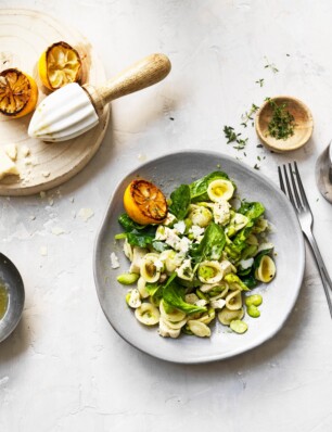 kip-pastasalade met tuinbonen en citroendressing