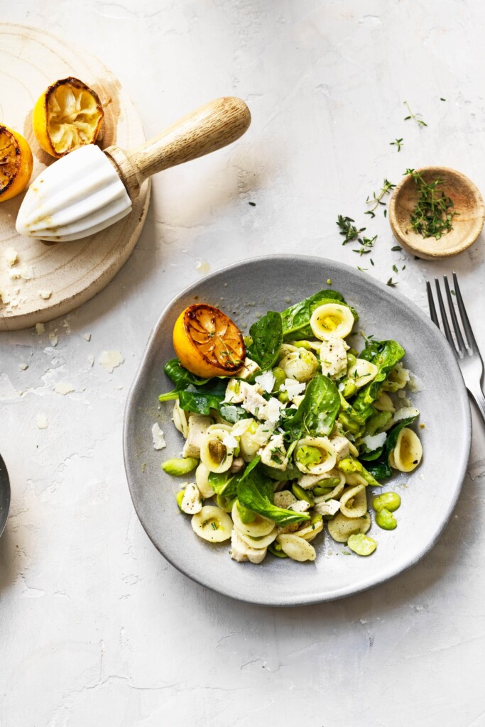 kip-pastasalade met tuinbonen en citroendressing