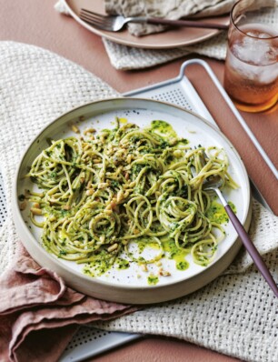 Speltspaghetti en rucolapesto met geroosterde citroen