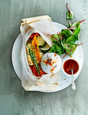 vega-pakketjes met snijbiet, burrata en tomatenolie