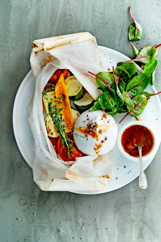 vega-pakketjes met snijbiet, burrata en tomatenolie