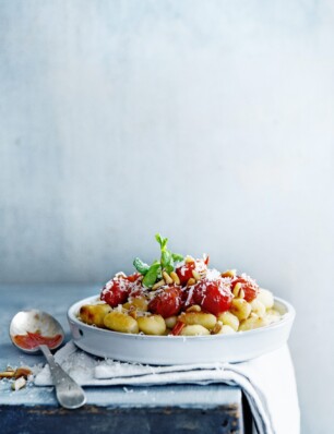 Gebakken gnocchi met tomaatjes, parmezaan & munt