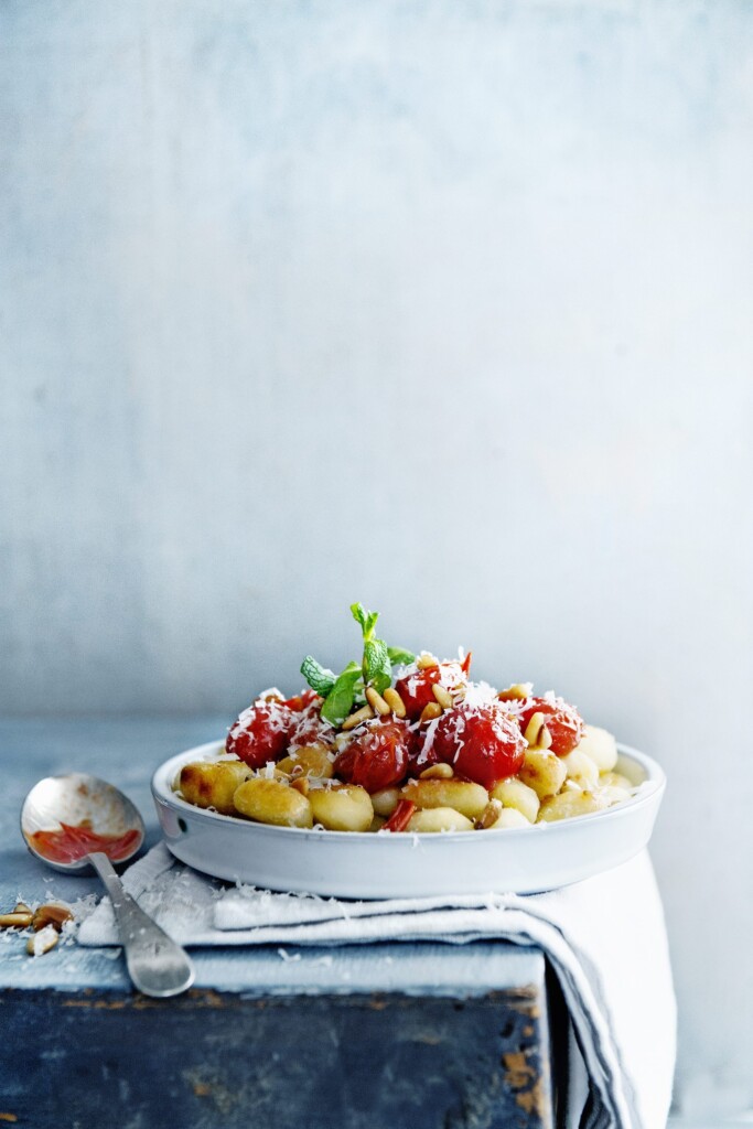 Gebakken gnocchi met tomaatjes, parmezaan & munt