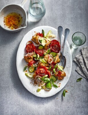 Ottolenghi’s panzanella met saffraantomaten en gepekelde rode ui