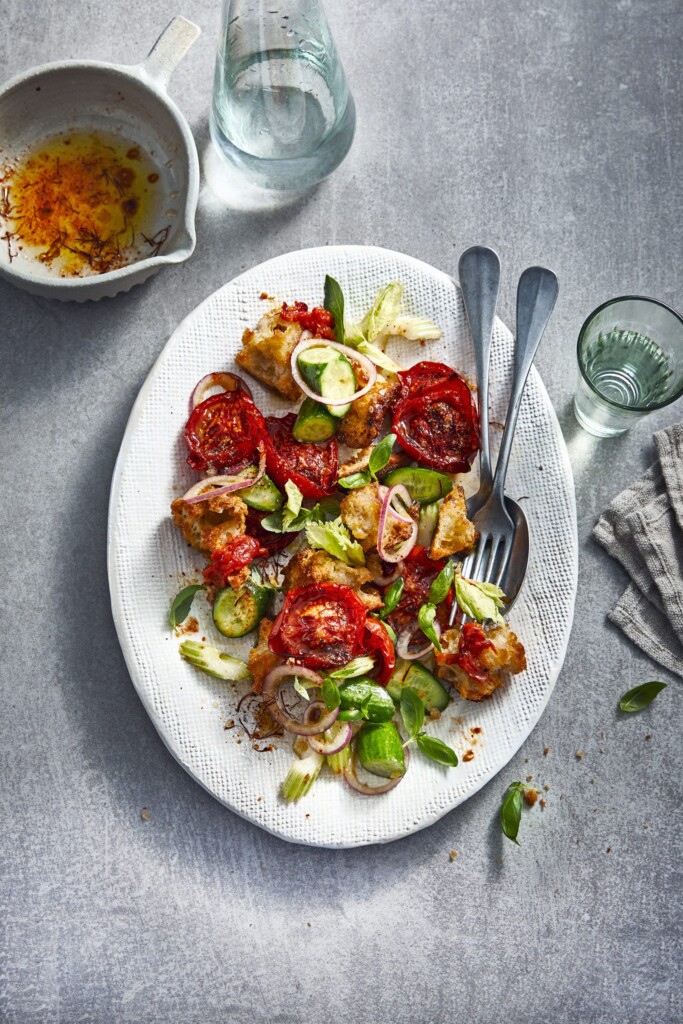 Ottolenghi’s panzanella met saffraantomaten en gepekelde rode ui