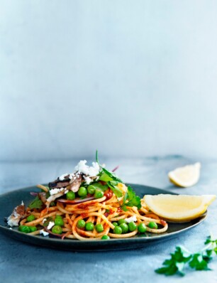 spaghetti met krokante makreel, feta en harissa