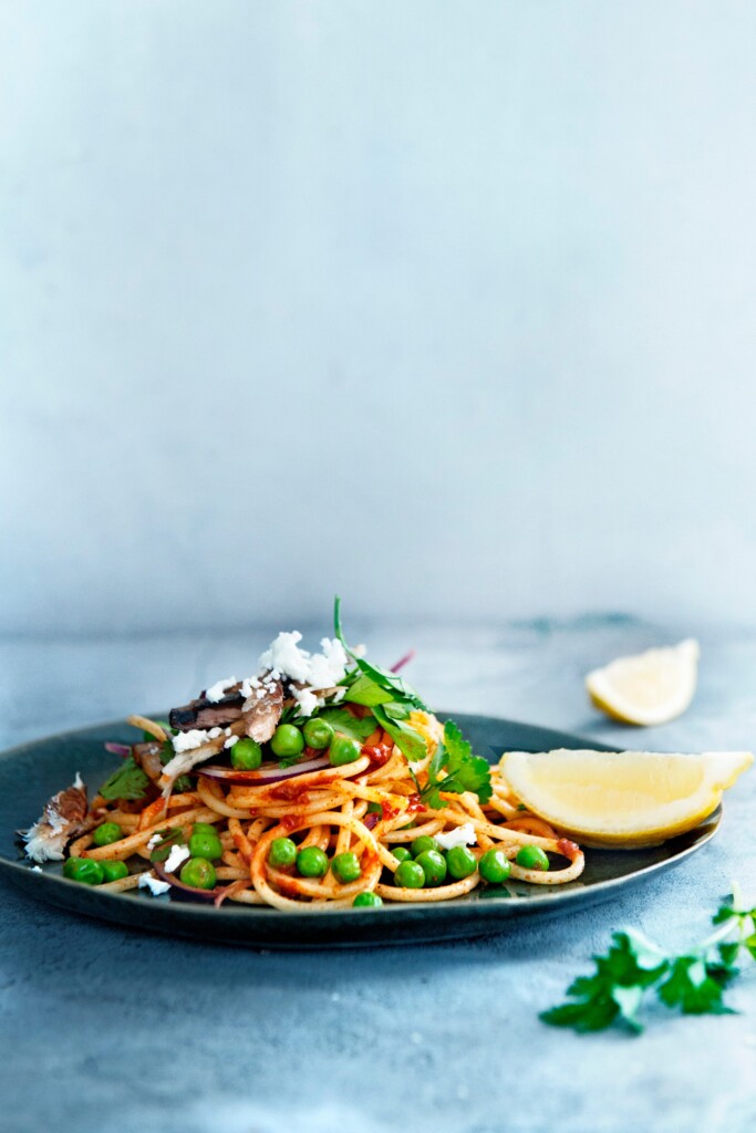 spaghetti met krokante makreel, feta en harissa