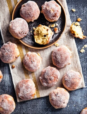 kwarkbroodjes met rozijnen, steranijs en sinaasappel