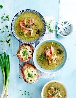 Frisse courgette-citroensoep met zalm & gratinbroodjes