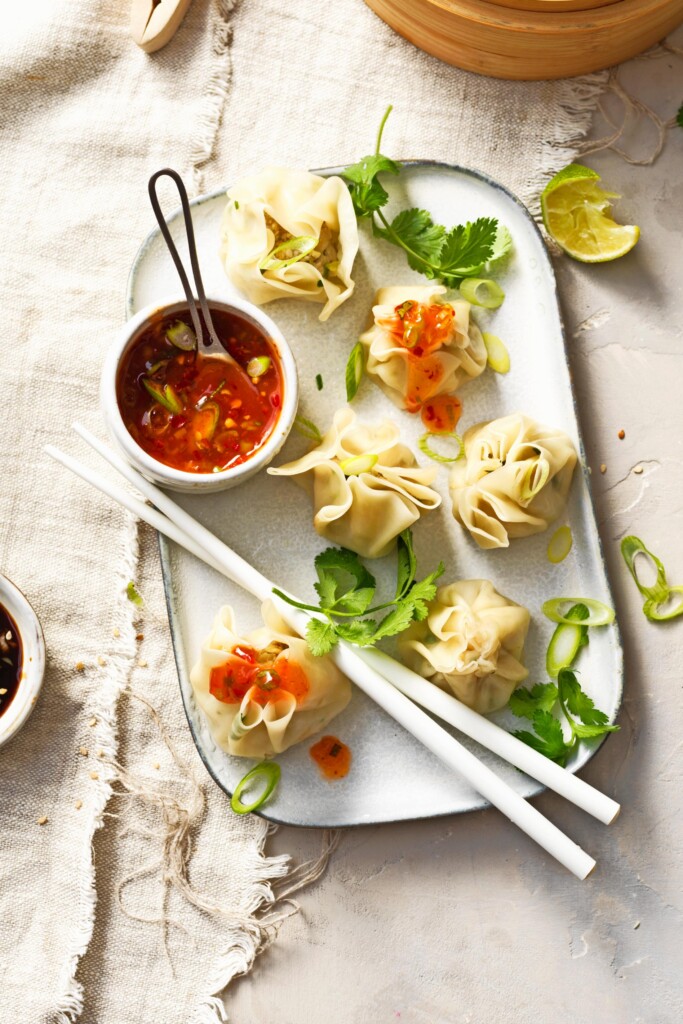 gestoomde dumplings met zoete chili-dipsaus