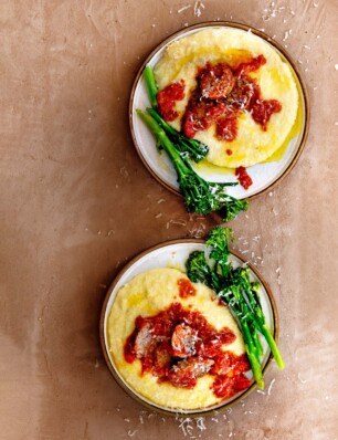 Romige polenta met venkelworstjes en parmezaan-tomatensaus