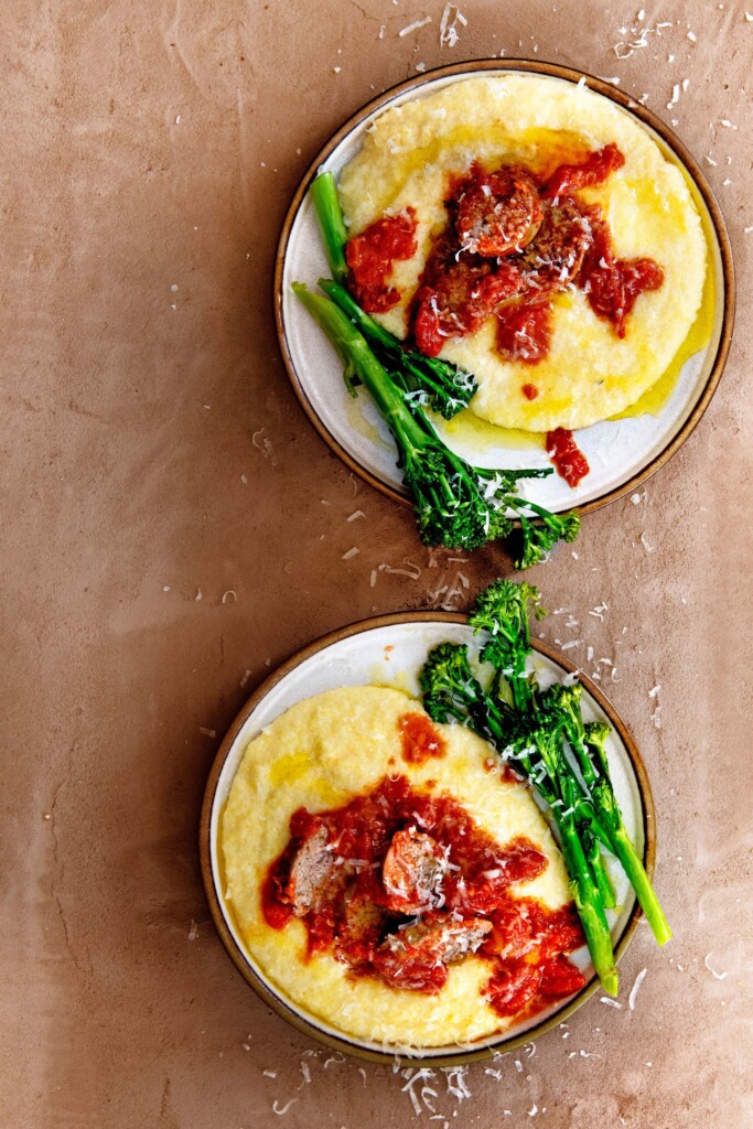 Romige polenta met venkelworstjes en parmezaan-tomatensaus