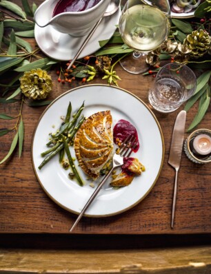 vegetarische pithivier met knolselderij, pompoen en snijbiet met sjalot-bietensaus