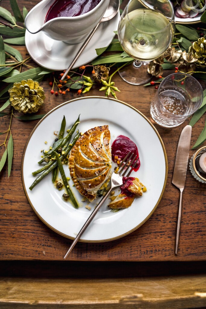 vegetarische pithivier met knolselderij, pompoen en snijbiet met sjalot-bietensaus