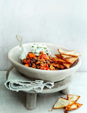 zwarte-bonenchili met vega gehakt en homemade tortillachips