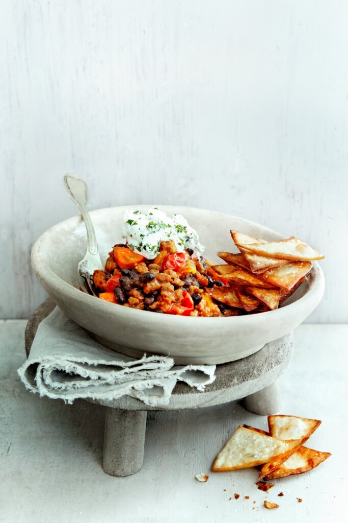 zwarte-bonenchili met vega gehakt en homemade tortillachips