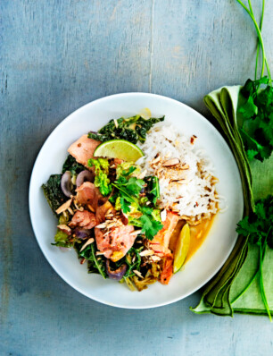 curry met zalm en groene kool