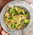 linguine met broccolipesto & geitenkaas