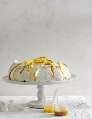 Pavlova van saffraan met mango & karamelsaus