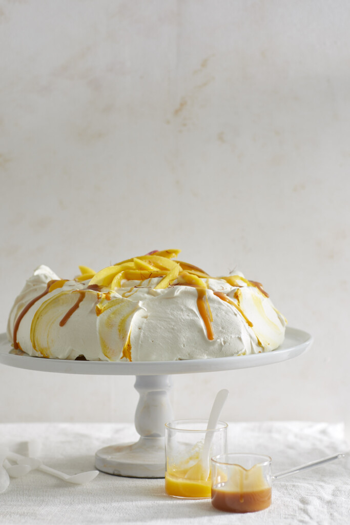 Pavlova van saffraan met mango & karamelsaus