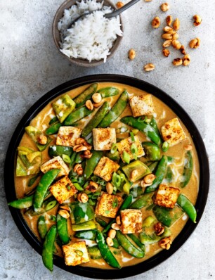 curry met sugar snaps, paneer & sticky pinda’s