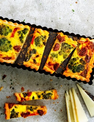 quiche met romanesco, chorizo en manchego