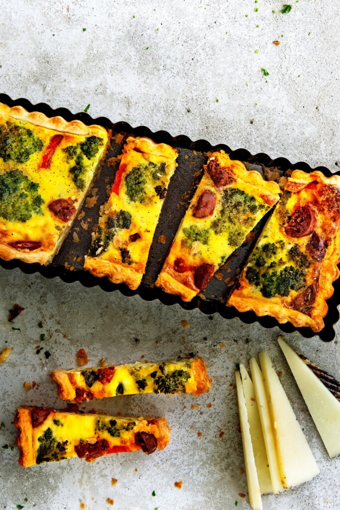 quiche met romanesco, chorizo en manchego