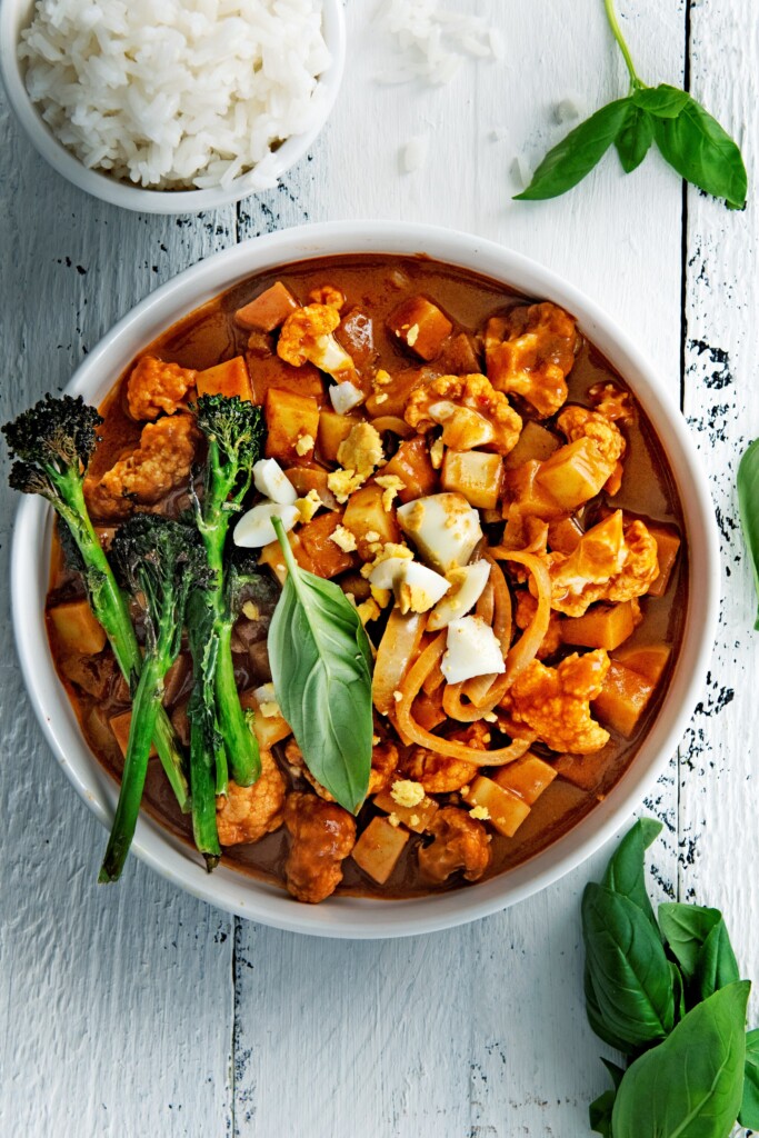 Thaise massaman curry met aardappel, bloemkool en ei