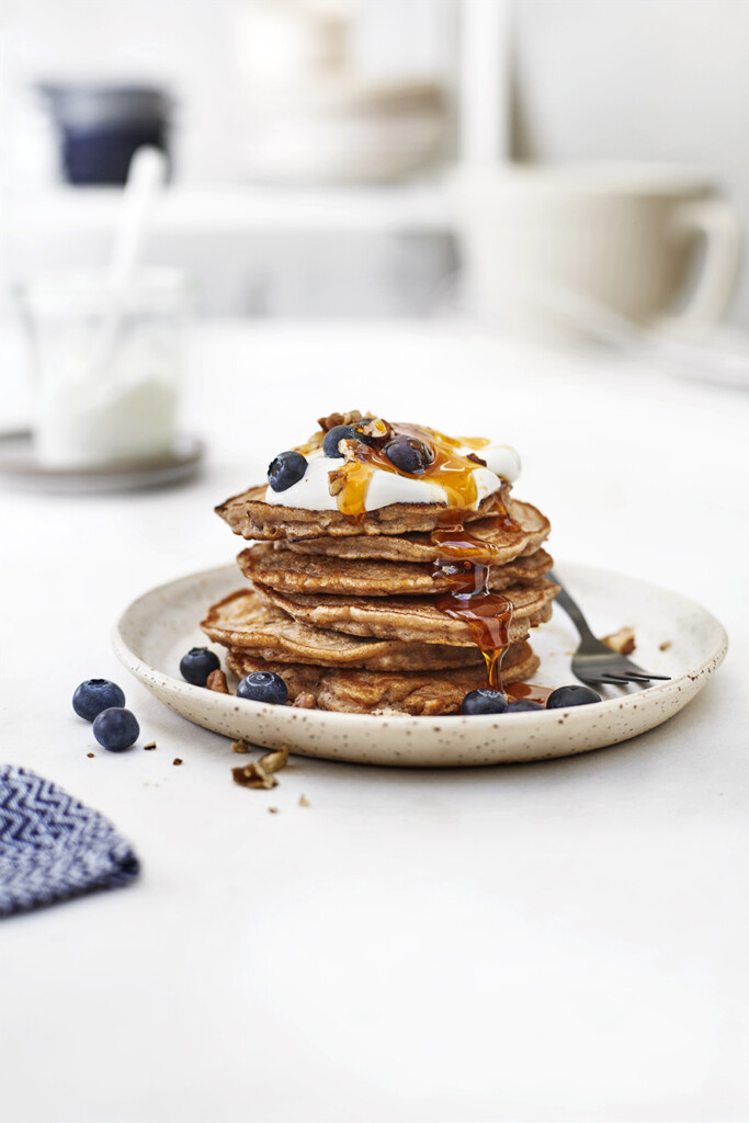 powerpancakes met amandel, boekweit en blauwe bessen